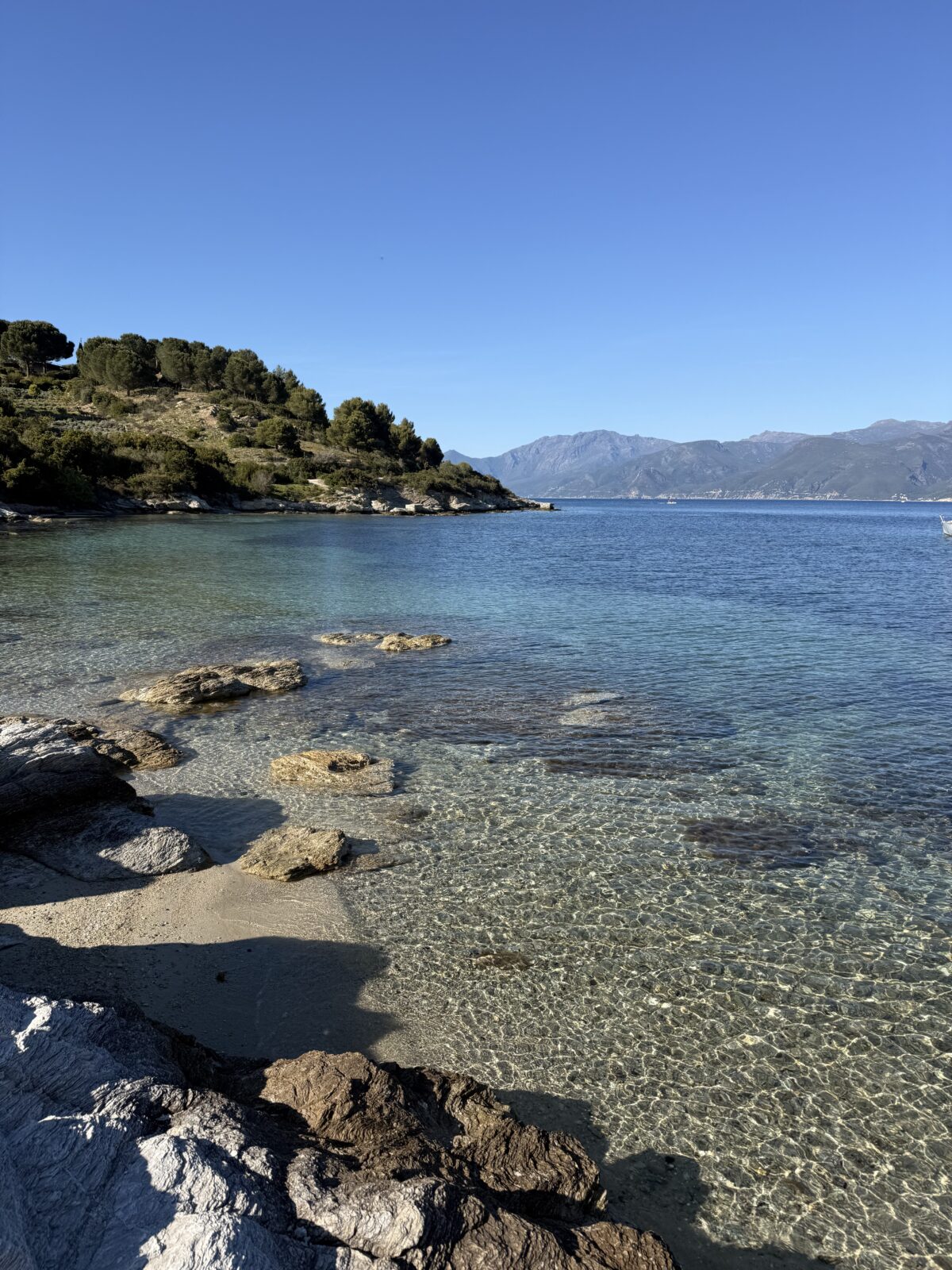 Leere Strände und Baden auf Korsika im April