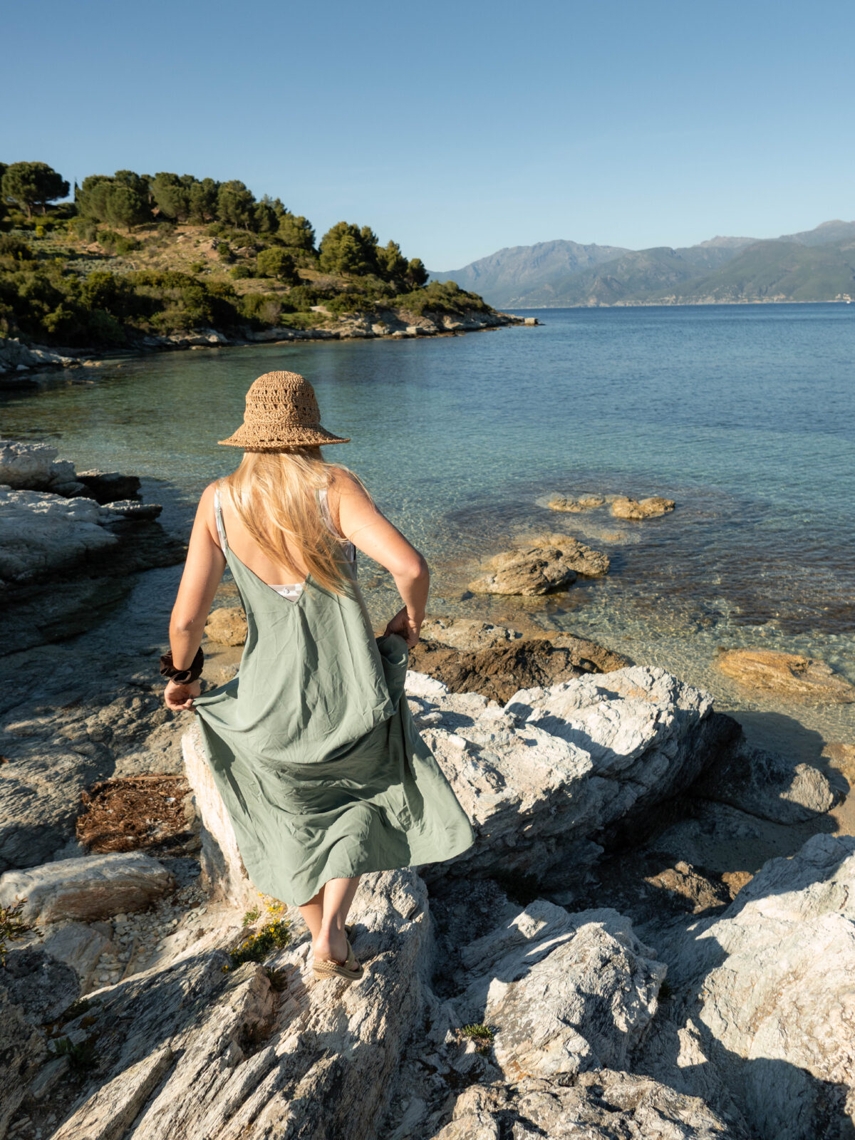 Leere Strände und Baden auf Korsika im April